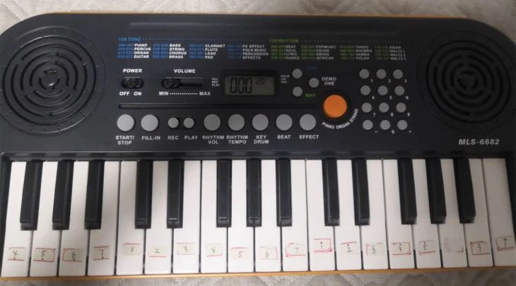 Rotaļlietu elektroniskā tastatūra